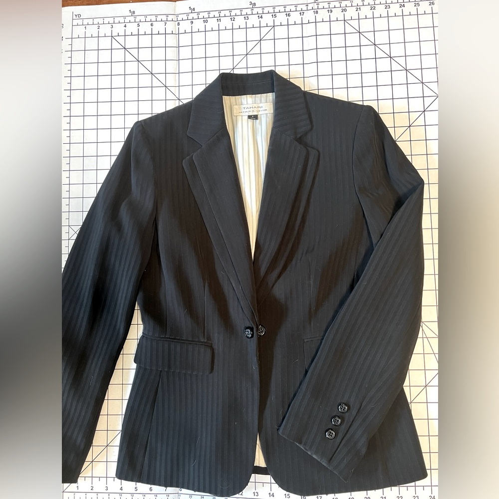 Tahari rich pin stripe blazer jacket 6 NWOT